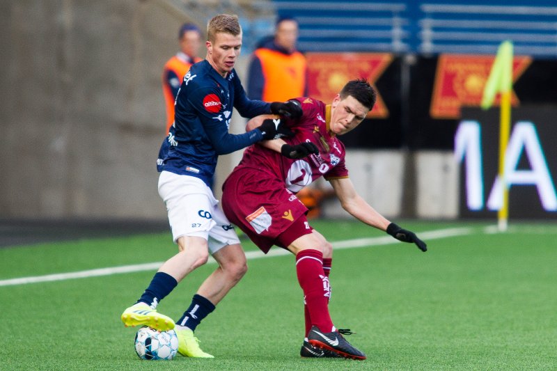 Samúel Kári Friðjónsson i duell med Pål Erik Stensøe Ulvestad under serieåpningen mot KBK. Foto: Carina Johansen / NTB Scanpix