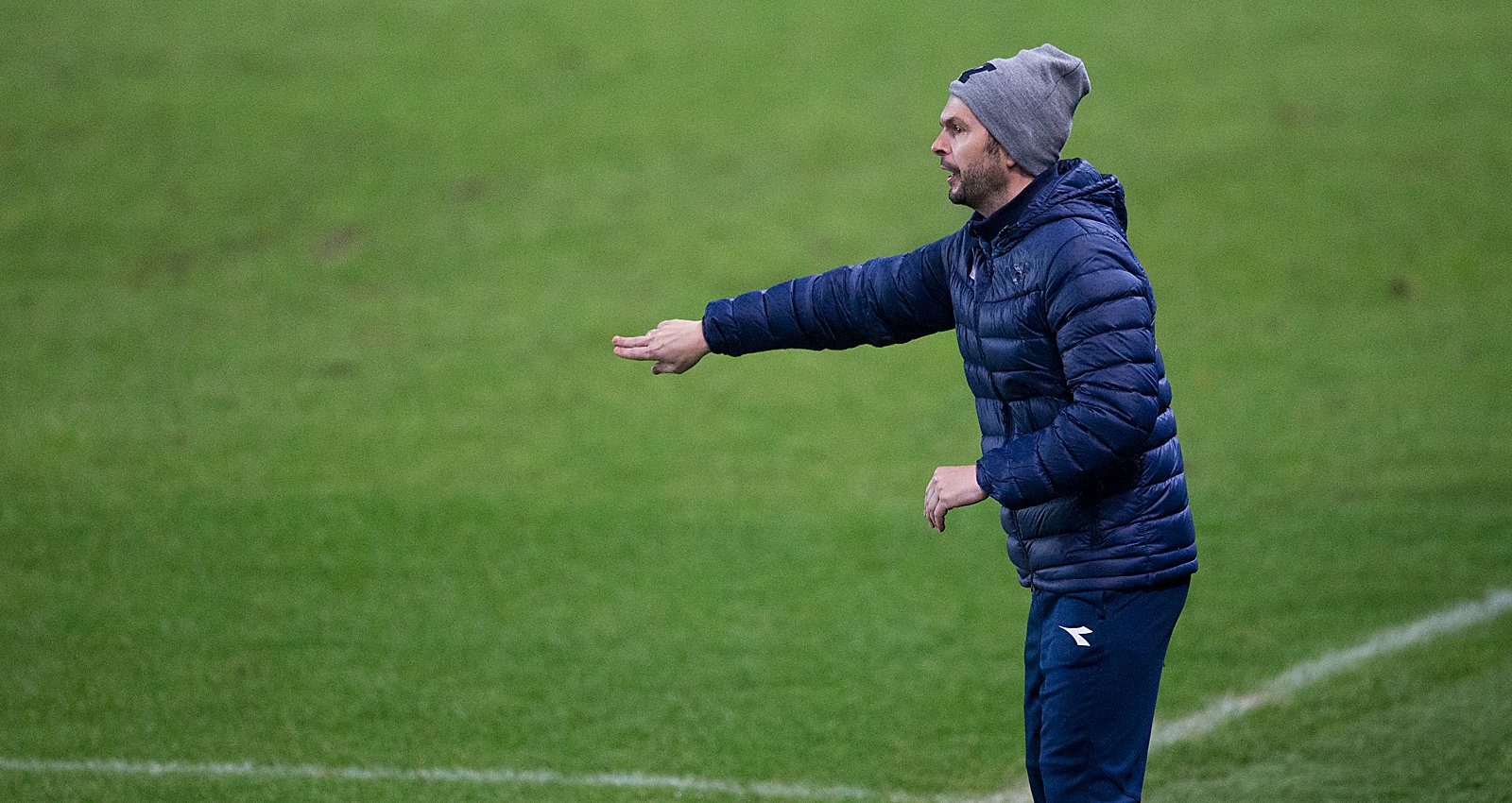 Viking - Stabæk. Bjarte Lunde Aarsheim dirigerte på sidelinjen idag. Foto: Tore Fjermestad