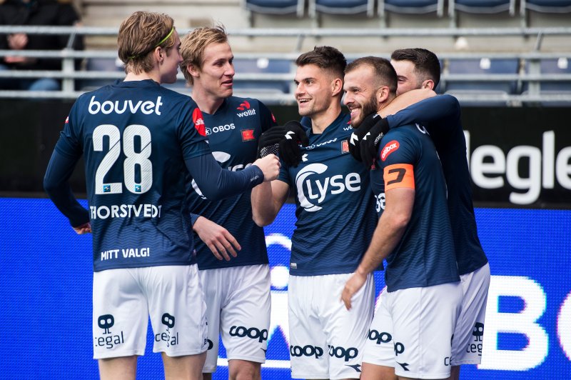 Gratulasjoner fra lagkameratene etter første målgivende for kvelden. Foto: Carina Johansen / NTB Scanpix