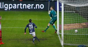 Viking - Tromsø 1-2. Robin Shroot farlig frempå. Foto: Tore Fjermestad