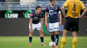 Viking - Lillestrøm. André Daielsen og Tommy Høiland med skumle planer for frisparket. Foto: Tore Fjermestad