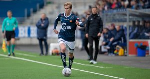 Viking - Mjøndalen. Viljar Vevatne langs venstrekanten, de to trenerne følger med.