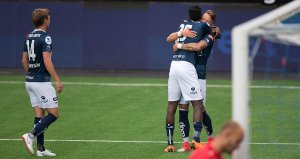 Viking - Jerv. 4-1 til Viking ved Claes Kronberg som gratuleres av Sale. Foto: Tore Fjermestad