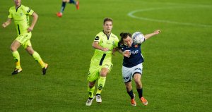 Viking - Sarpsborg 08. Tommy Høiland i duell. Foto: Tore Fjermestad