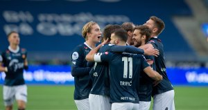 Viking - Tromsdalen. Viking feirer 1-0 scoringen til Johnny Furdal.  Foto: Tore Fjermestad