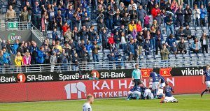 Viking - Kristiansund. Feiring av 2-1 scoringen. Foto: Tore Fjermestad