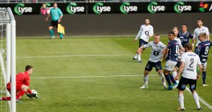 Viking - Kristiansund. Patrick Pedersens heading på vei til 2-1 scoring. Foto: Tore Fjermestad