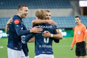 Viking - FK Haugesund, Viljar Vevatne sender Viking i ledelsen og gratuleres av Runar Hove og Zlatko Tripic. Foto: Sander Selsvik Jacobsen