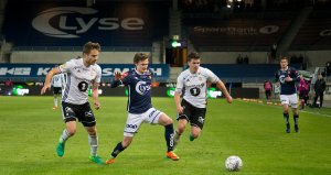 Viking - Rosenborg  0-1. Kamp om ballen, André Danielsen. Foto: Tore Fjermestad