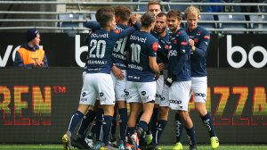 Viking - Odd. Zlatko Tripic gratuleres for 1-0 scoringen. Foto: Tore Fjermestad