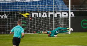 Viking - Tromsø 1-2. Tromsø-keeper får reddet skudd. Foto: Tore Fjermestad