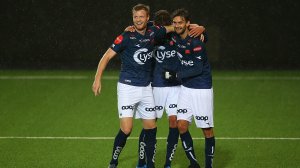 Viking - Mjøndalen. Johnny Furdal blir gratulert for 4-1 scoringen. Foto: Tore Fjermestad