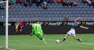 Viking - Sogndal. Tommy Høiland veldig nær å få lagt ballen i mål. Foto: Tore Fjermestad