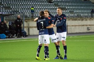 Viking - Haugesund. Innbytter Zymer Bytyqi gratuleres av Fredrik Torsteinbø og Runar Hove etter scoringen. Foto: Sander Selsvik Jacobsen