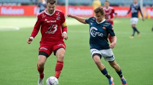 Viking - Florø. Tommy Høiland sikter seg inn på ballen.  Foto: Tore Fjermestad