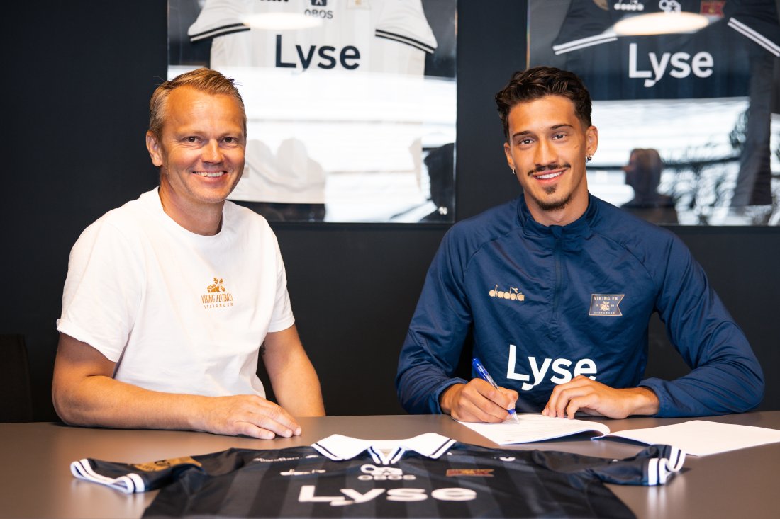 Sportssjef Erik Nevland og Vikings nye spiller Amin Cosic