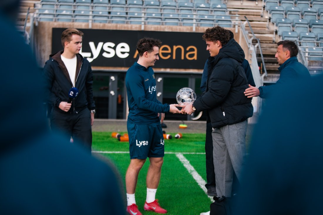 Edvin mottar prisen for årets unge spiller