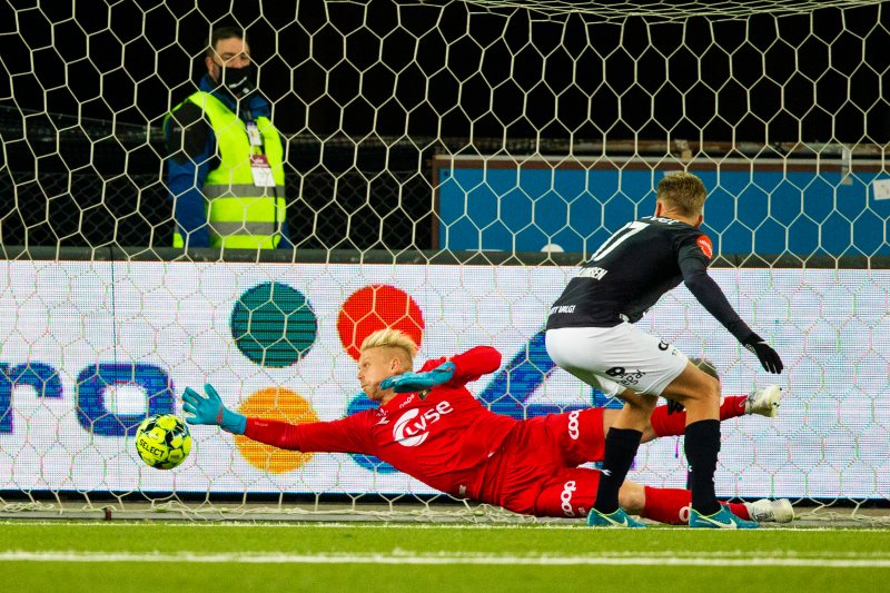 Arild Østbø i full strekk, men han greide ikke avverge scoringen til Bakenga. Foto: Trond Reidar Teigen / NTB