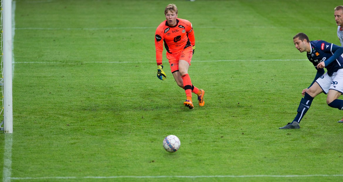 Viking - Sogndal. Robin Shroot litt for sent ute i sluttminuttene. Foto: Tore Fjermestad