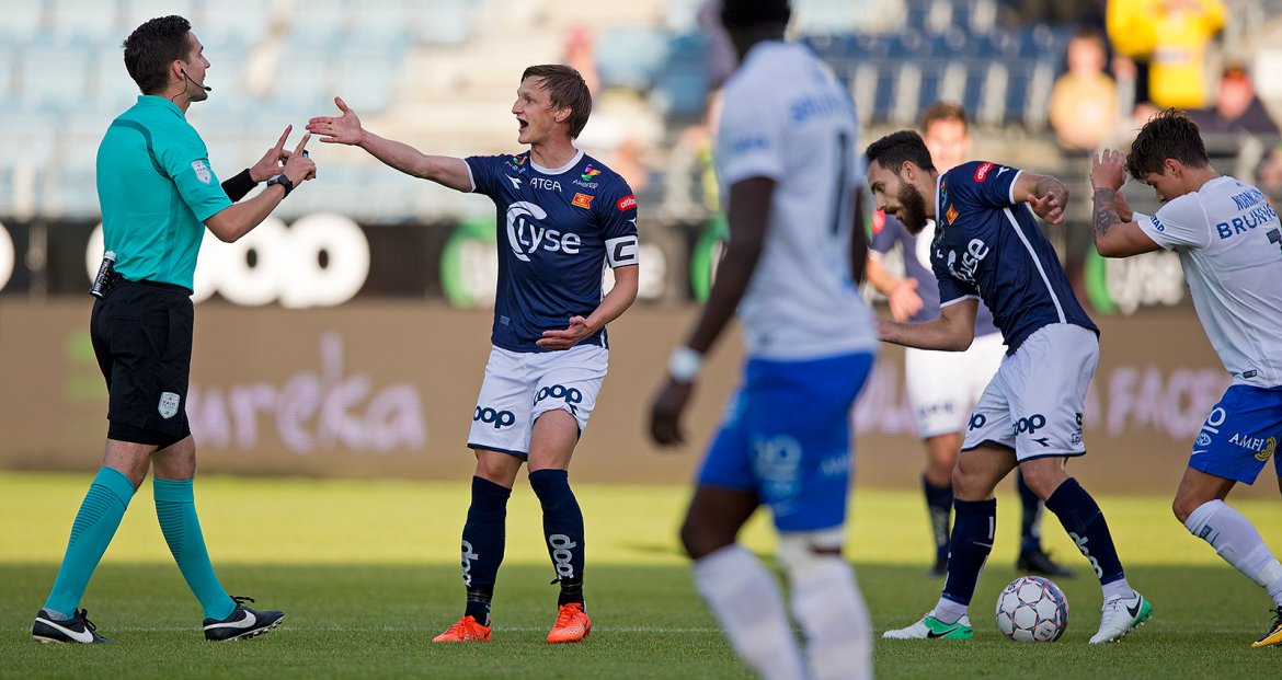 Viking - Molde. André Danielsen protesterer mot dommeren, som ble upopulær denne kvelden.  Foto: Tore Fjermestad
