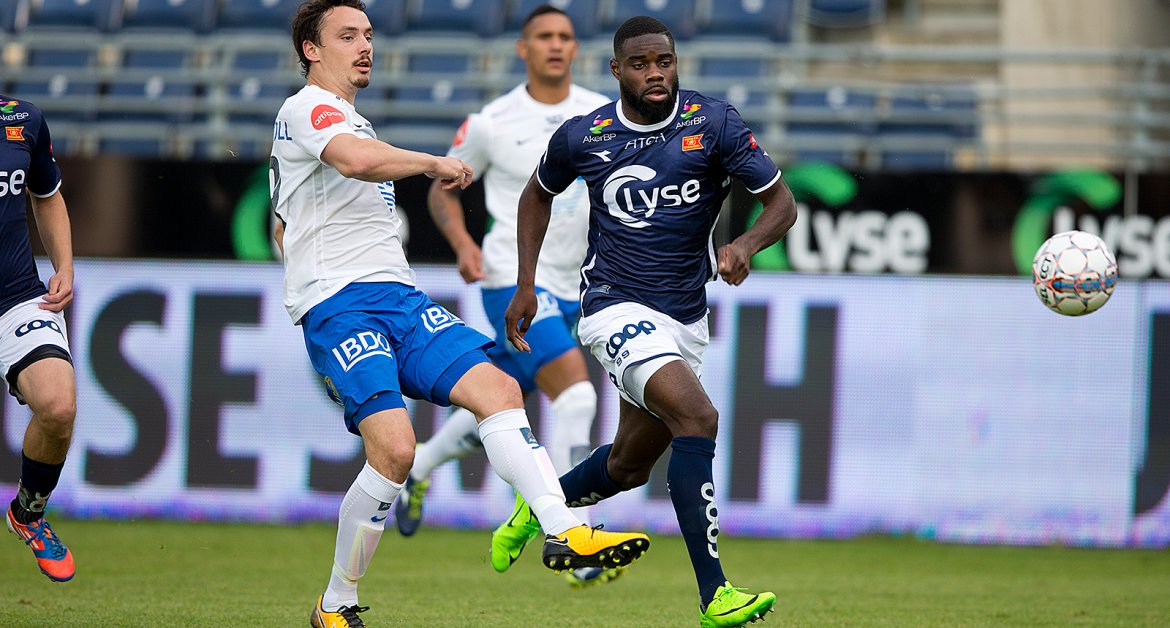 Viking - Molde. Ghislain Guessan kjemper om ballen med Vegard Forren.  Foto: Tore Fjermestad