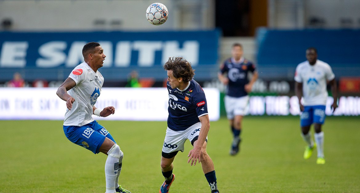 Viking - Molde. Tommy Høiland i duell med Moldes Lunan Gabrielsen.  Foto: Tore Fjermestad