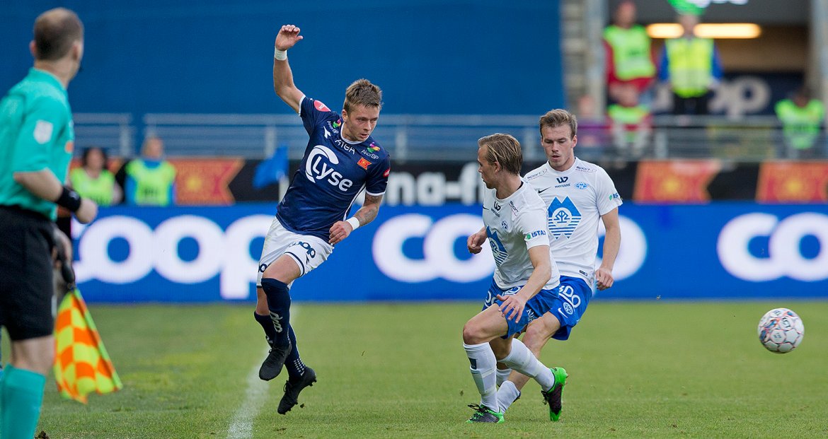 Viking - Molde. Claes Kronberg danser med ballen langs sidelinjen.  Foto: Tore Fjermestad