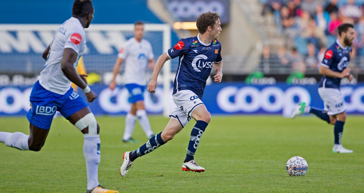 Viking - Molde. Fredrik Torsteinbø i fint driv med ballen.  Foto: Tore Fjermestad