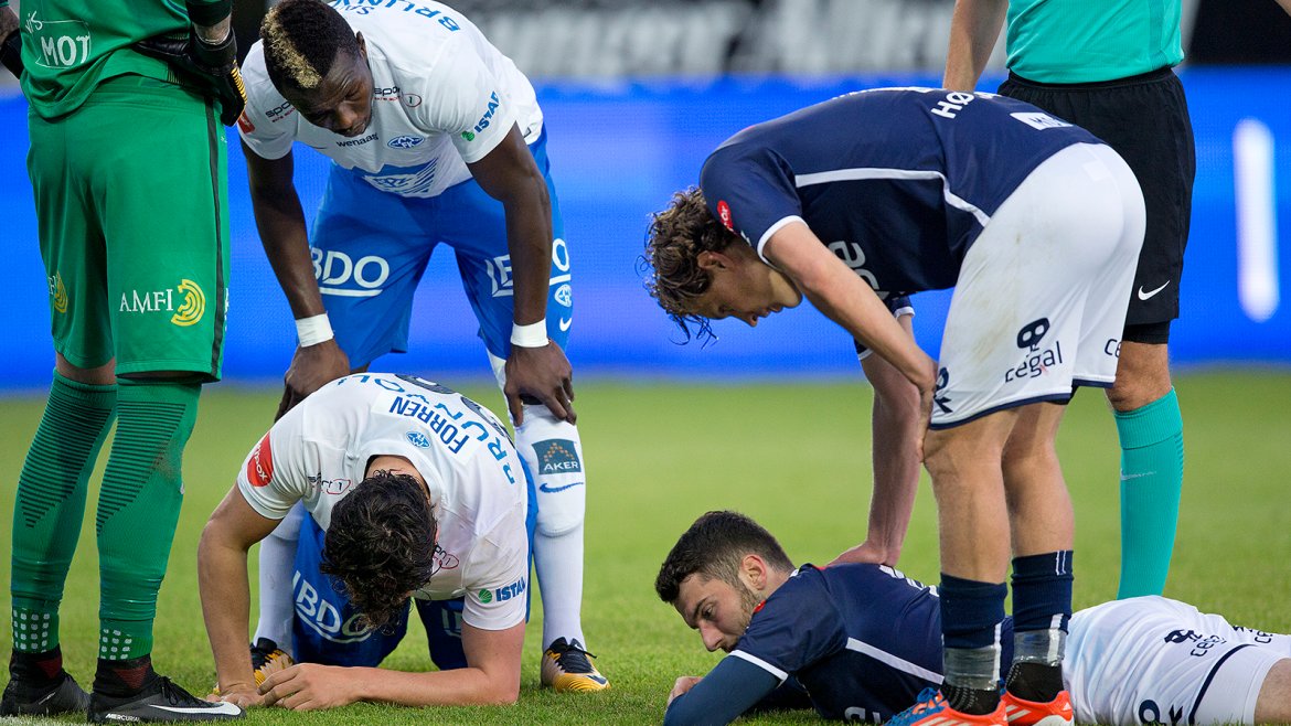 Viking - Molde. Zymer Bytyqi må ta telling etter duell med Vegard Forren.  Foto: Tore Fjermestad