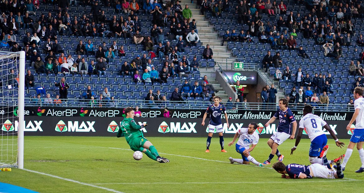 Viking - Molde. Tommy Høiland setter inn 2-2 målet.  Foto: Tore Fjermestad