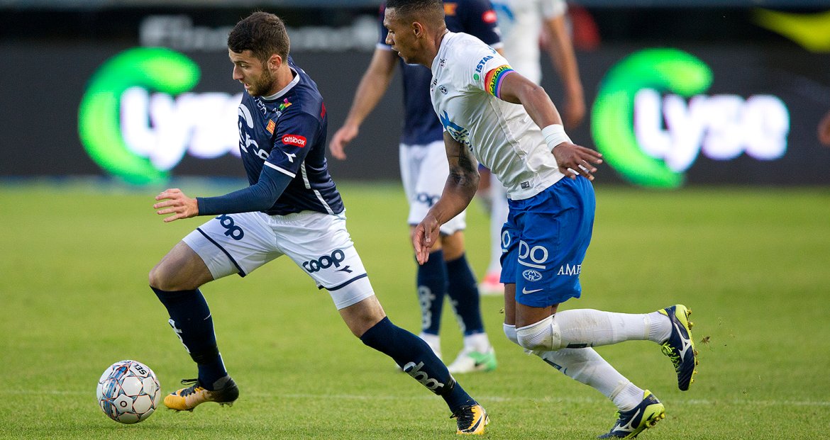 Viking - Molde. Zymer Bytyqi passerer Moldes Lunan Gabrielsen.  Foto: Tore Fjermestad