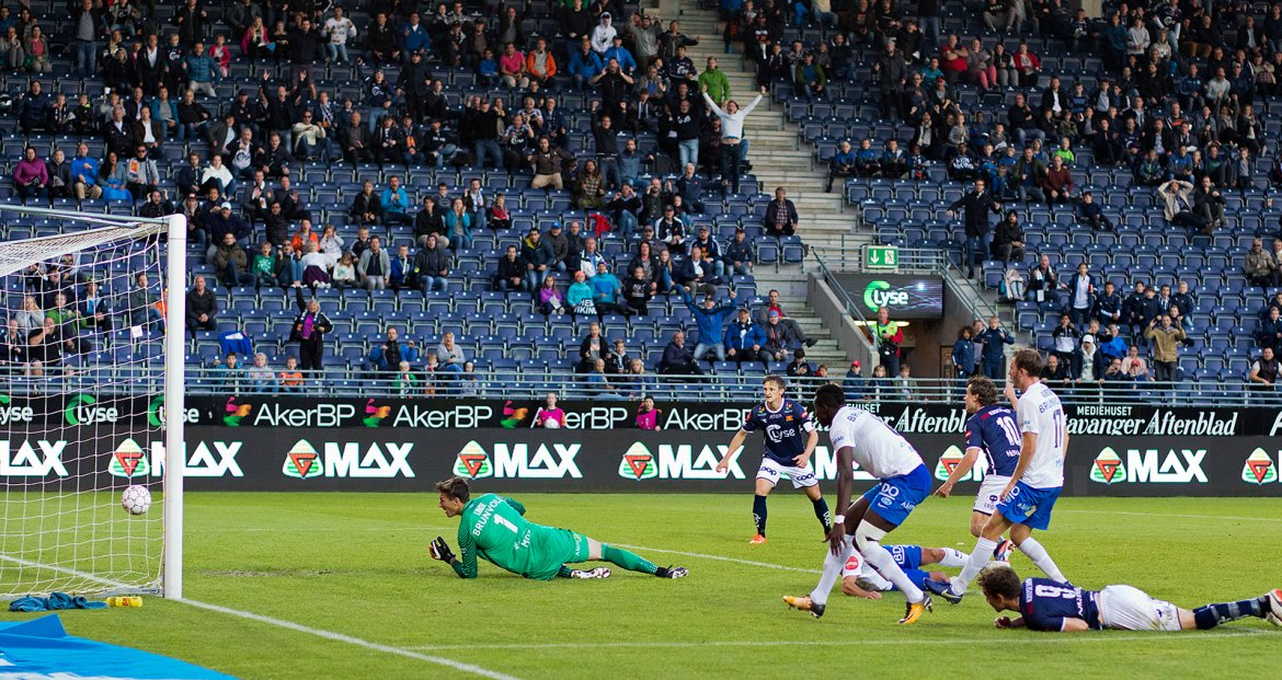 Viking - Molde. Tommy Høiland setter inn 2-2 målet.  Foto: Tore Fjermestad