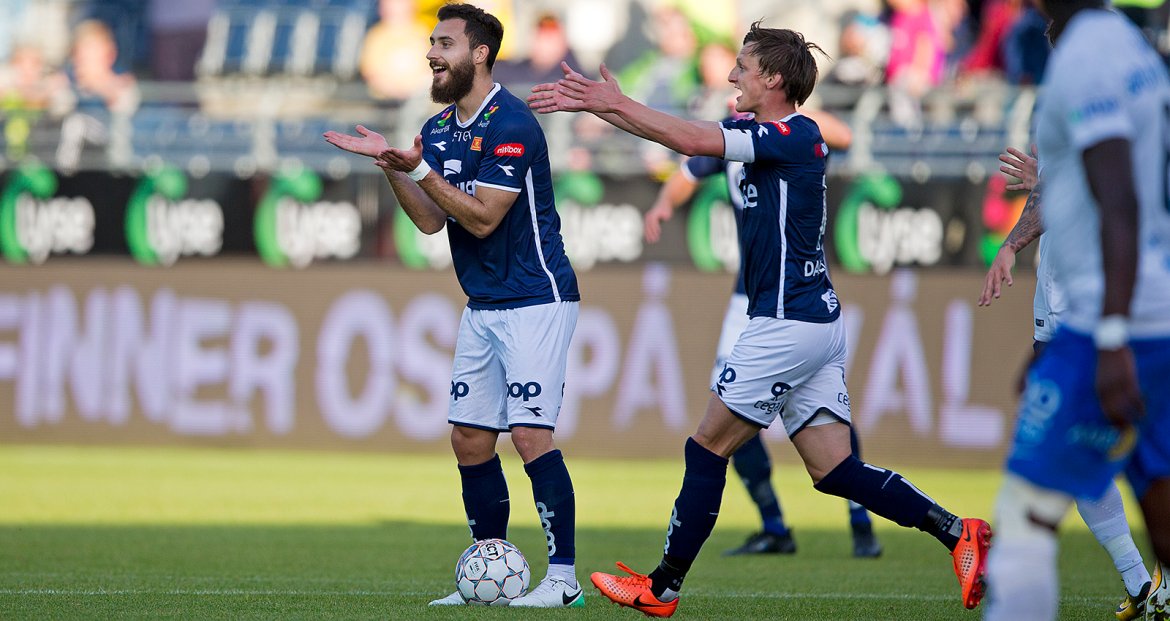 Viking - Molde. Ross Jenkins og André Danielsen protesterer mot dommeren.  Foto: Tore Fjermestad