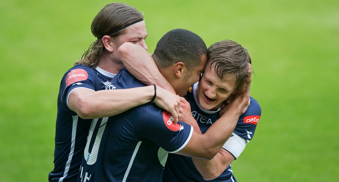 Viking - Kristiansund. Kwesi Appiah har scoret 1-0 målet på straffe og feirer med André Danielsen. Foto: Tore Fjermestad