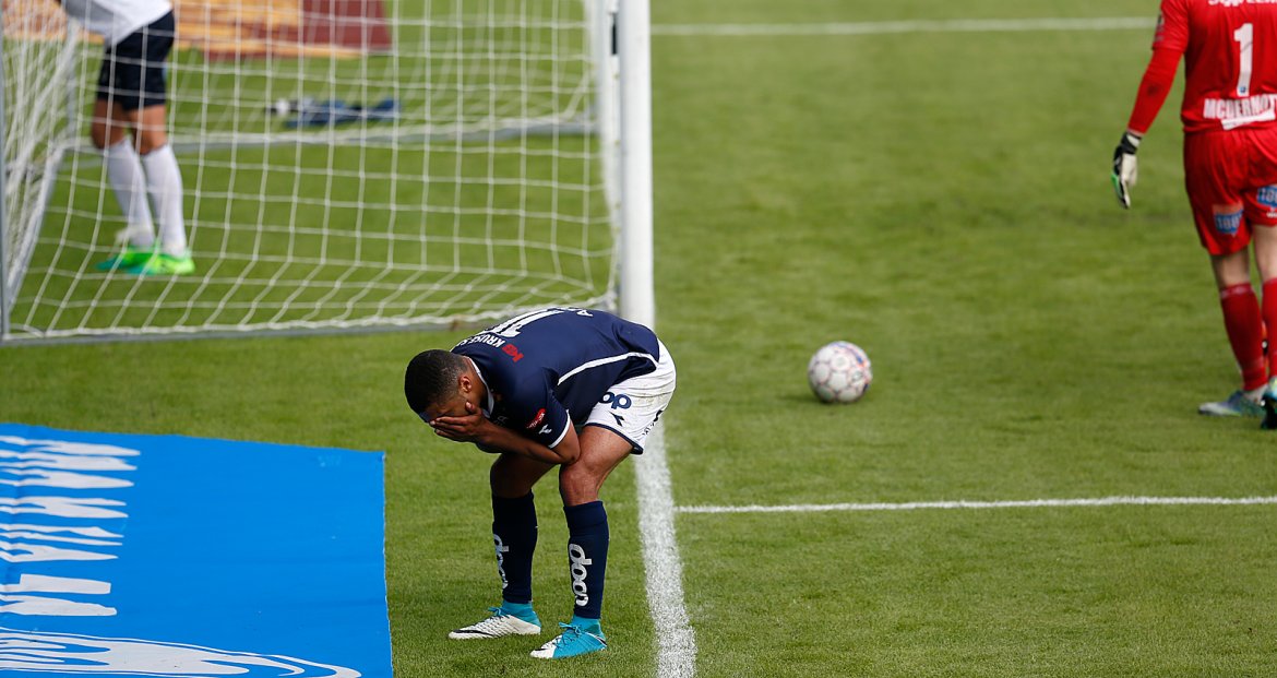 Viking - Kristiansund. Kwesi Appiah fortviler over brent mulighet. Foto: Tore Fjermestad
