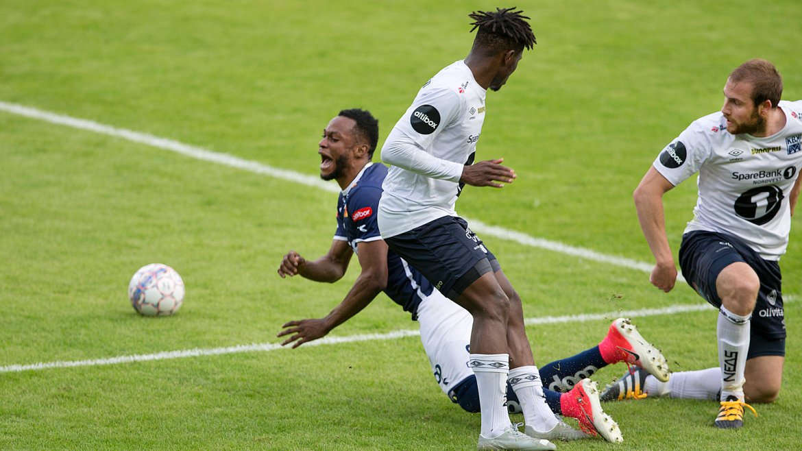 Viking - Kristiansund. Samuel Adegbenro blir felt av Kristiansund-forsvaret. Foto: Tore Fjermestad