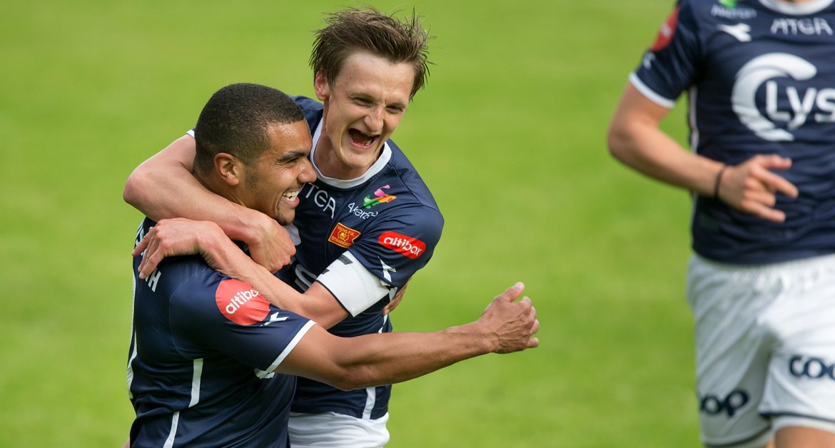 Viking - Kristiansund. Kwesi Appiah har scoret 1-0 målet på straffe og feirer med André Danielsen. Foto: Tore Fjermestad