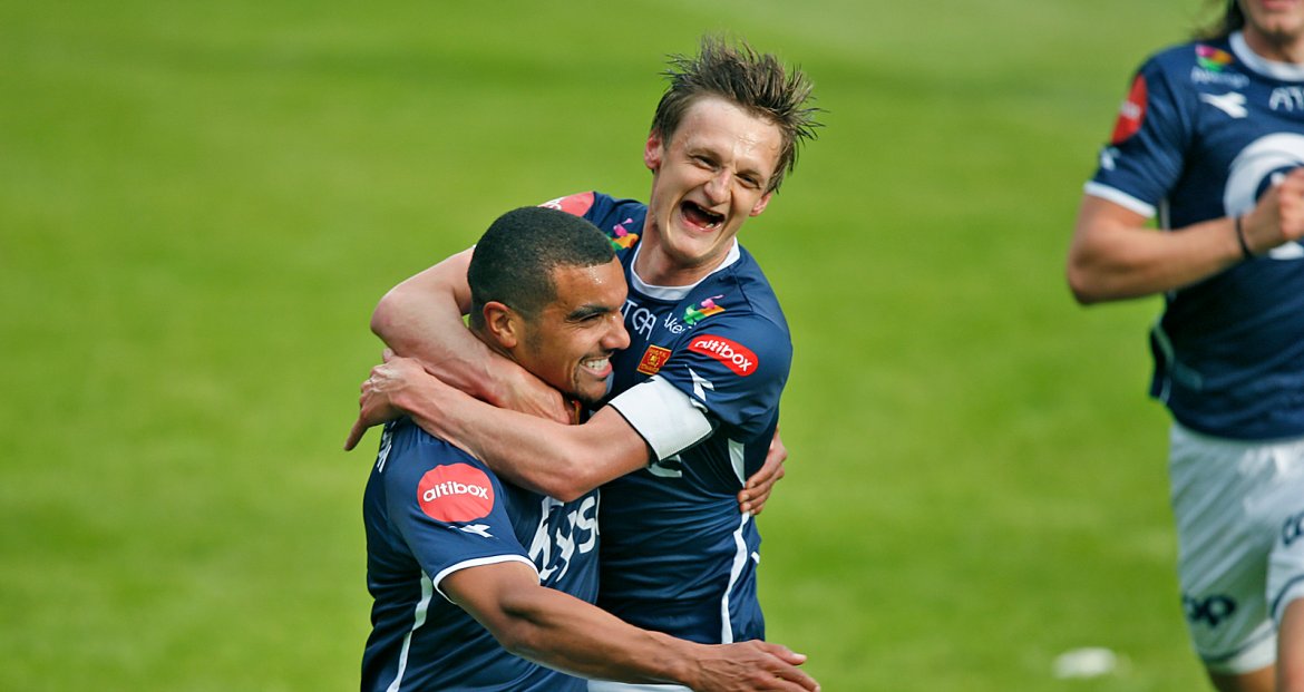 Viking - Kristiansund. Kwesi Appiah har scoret 1-0 målet på straffe og feirer med André Danielsen. Foto: Tore Fjermestad