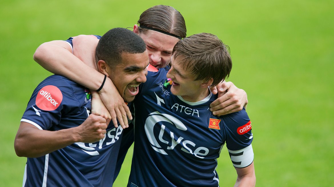 Viking - Kristiansund. Kwesi Appiah har scoret 1-0 målet på straffe og feirer med André Danielsen. Foto: Tore Fjermestad