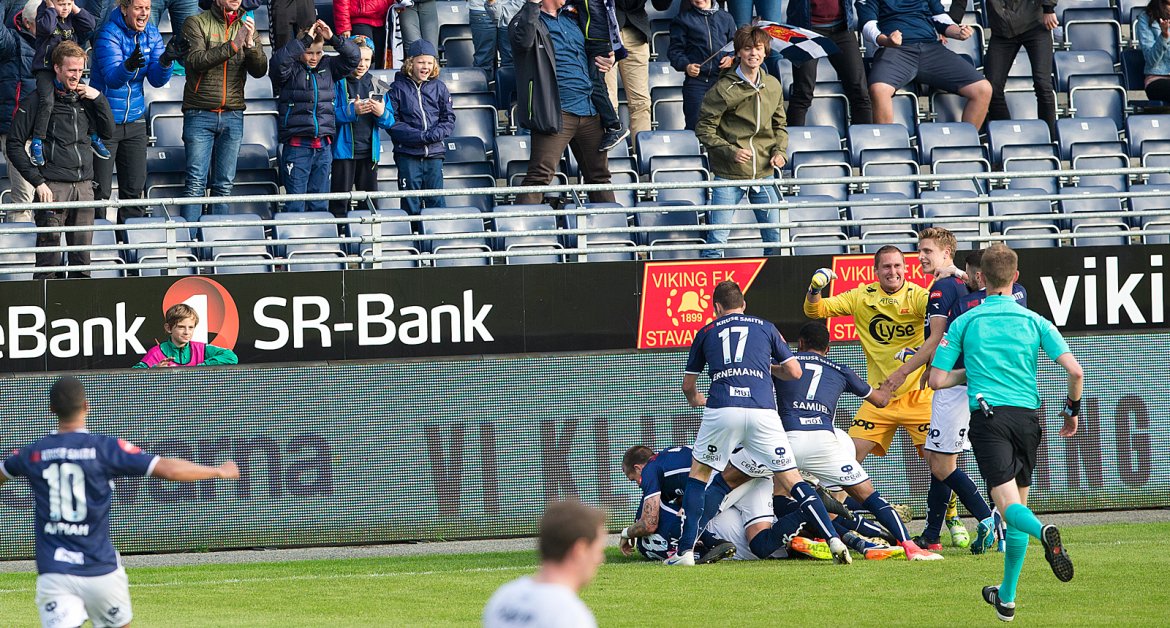 Viking - Kristiansund. Viking feirer 2-1 scoringen. Foto: Tore Fjermestad