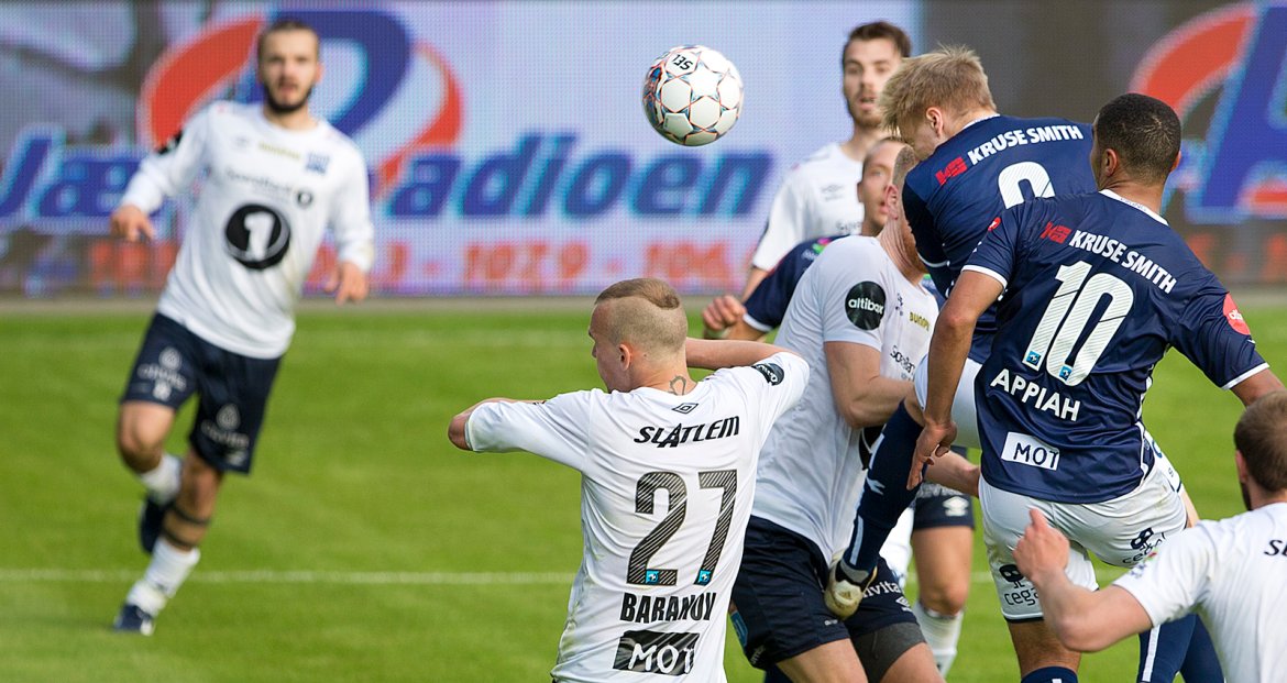 Viking - Kristiansund. Patrick Pedersen header inn 2-1 scoringen. Foto: Tore Fjermestad