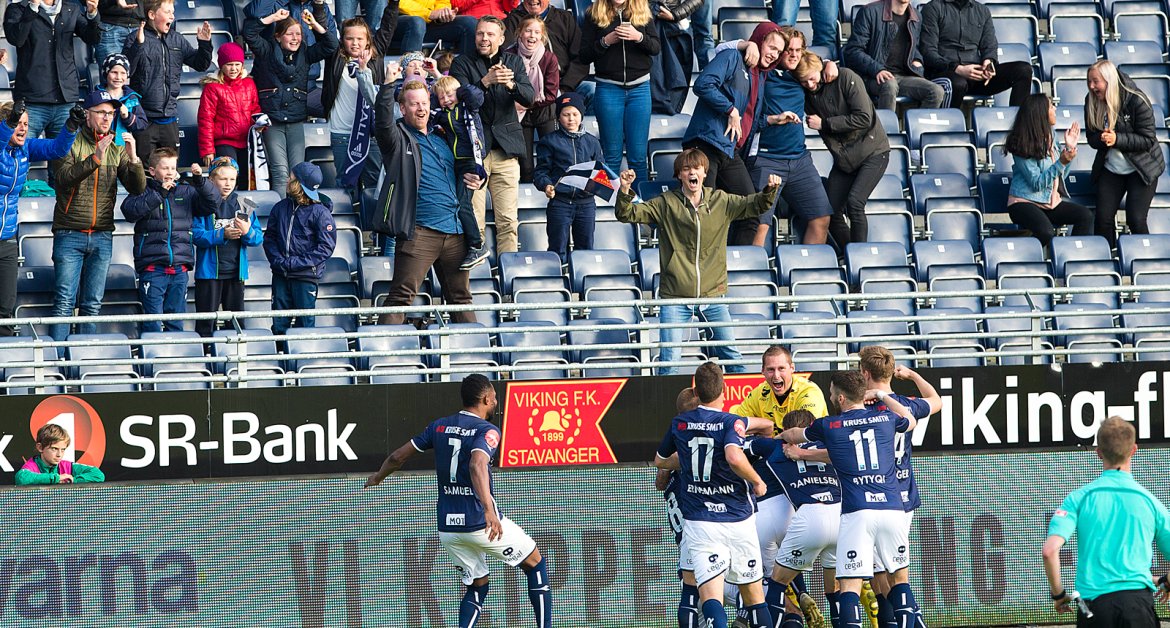 Viking - Kristiansund. Viking feirer 2-1 scoringen. Foto: Tore Fjermestad