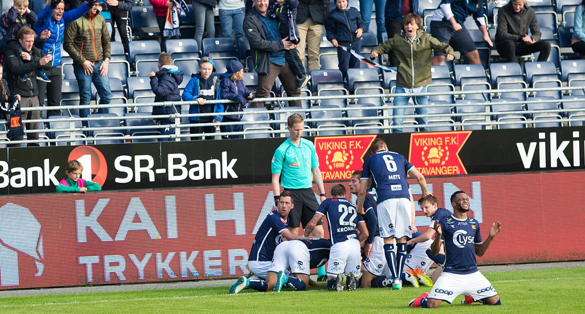 Viking - Kristiansund. Samuel Adegbenro og resten av Viking feirer 2-1 scoringen. Foto: Tore Fjermestad