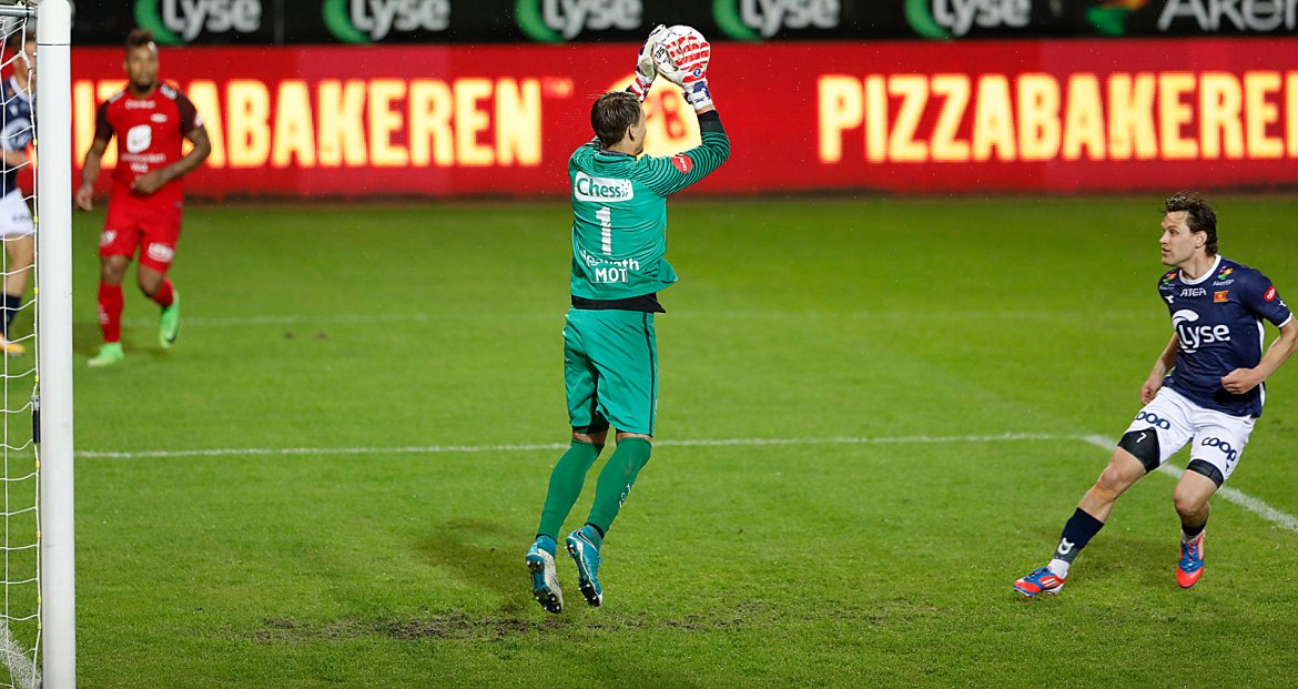 Viking - Brann. Tommy Høiland jakter mål. Foto: Tore Fjermestad