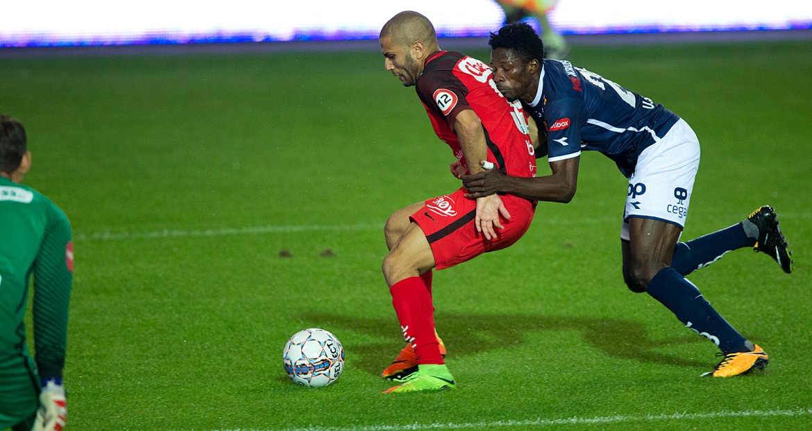 Viking - Brann. Usman Sale på raid. Foto: Tore Fjermestad