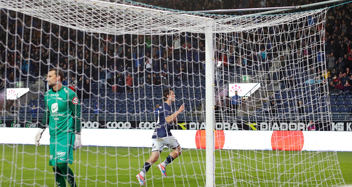 Viking - Brann. Tommy Høiland scorer på straffe og utligner til 1-1. Foto: Tore Fjermestad