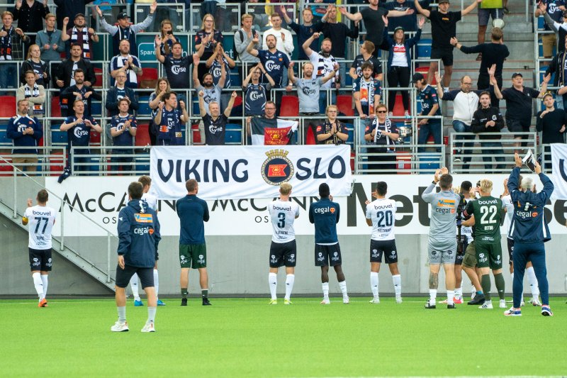 Spillerne takker et stappfullt bortefelt i Oslo tidligere i år. Foto: Terje Pedersen / NTB