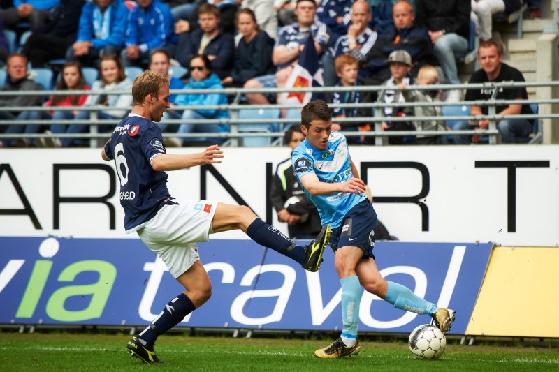 Håkon Skogseid i duell med 15 år gamle, lekne Zymer Bytyqi. Foto: Kent Skibstad / NTB scanpix