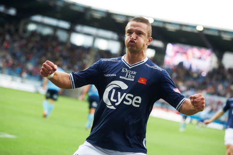 Veton Berisha jublet foran Sandnes Ulf sine supportere etter sin 1-0 scoring. Foto: Kent Skibstad / NTB scanpix