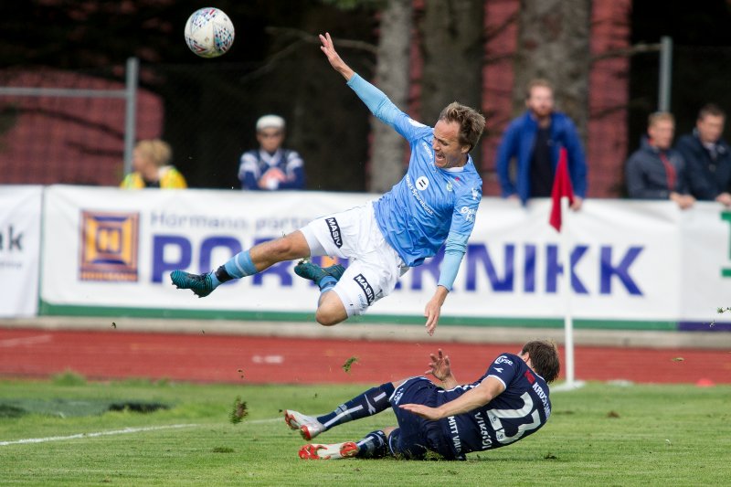 Rolf Daniel Vikstøl tråkket til i derbyet mot Sandnes Ulf i 2018. Her er det Vidar Nisja som får gjennomgå. Foto: Carina Johansen / NTB Scanpix